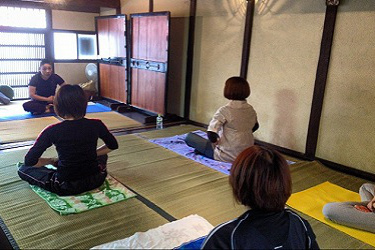 ぼたんで開催されたヨガ教室の様子