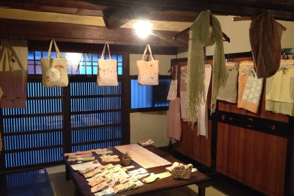 ぼたんで開催された草木染めの展示販売会の様子